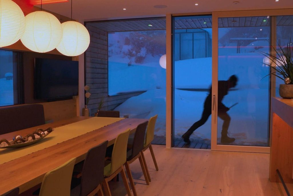 Sistema de seguridad inteligente detectando presencia externa