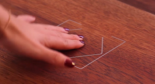 Control táctil invisible integrado en superficie de madera