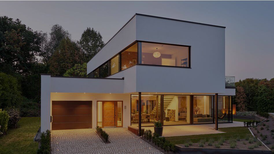 Casa moderna con iluminación automatizada al anochecer